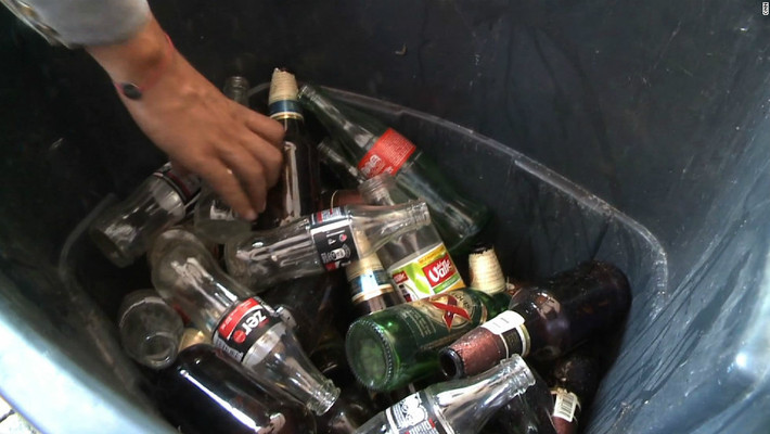 Chai thủy tinh có thể màu trắng, xanh...nhưng phải sạch và không bị vỡ. Người tham gia phiên chợ được nhận các phiểu điểm "xanh" (quy đổi tương đương với tiền thật), cho những thứ rác thải mà họ mang đến.