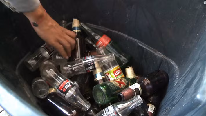 Chai thủy tinh có thể màu trắng, xanh...nhưng phải sạch và không bị vỡ. Người tham gia phiên chợ được nhận các phiểu điểm "xanh" (quy đổi tương đương với tiền thật), cho những thứ rác thải mà họ mang đến.