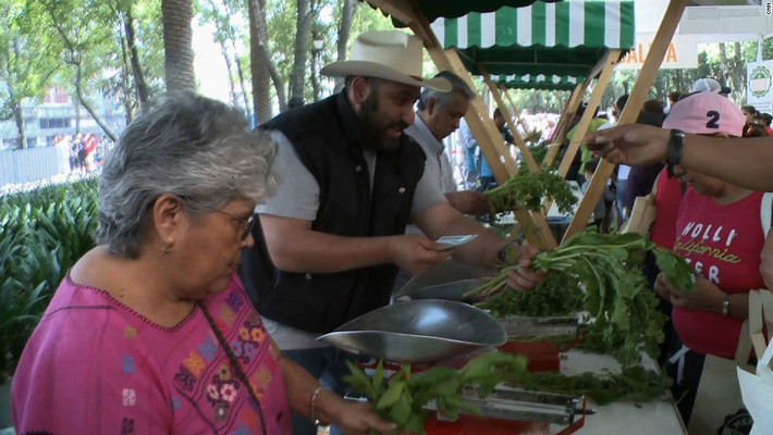 Các phiếu điểm xanh dùng để đổi lấy thực phẩm bày bán tại phiên chợ.