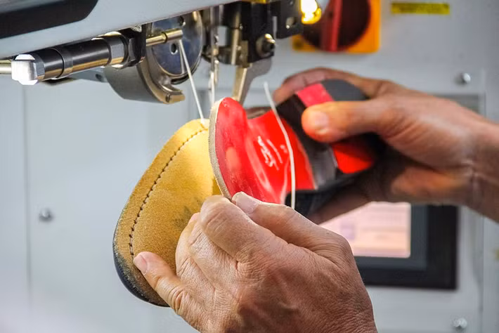 Ngoài phần đế màu đỏ nổi bật, giày Louboutin còn được in hẳn tên Christian Louboutin lên đế giày.