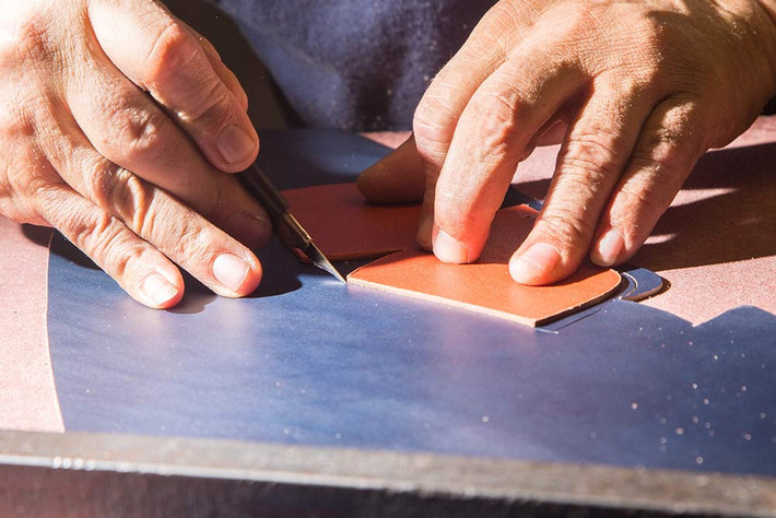 Độ chính xác là vô cùng quan trọng khi thực hiện với các vật liệu quý như da cá sấu.