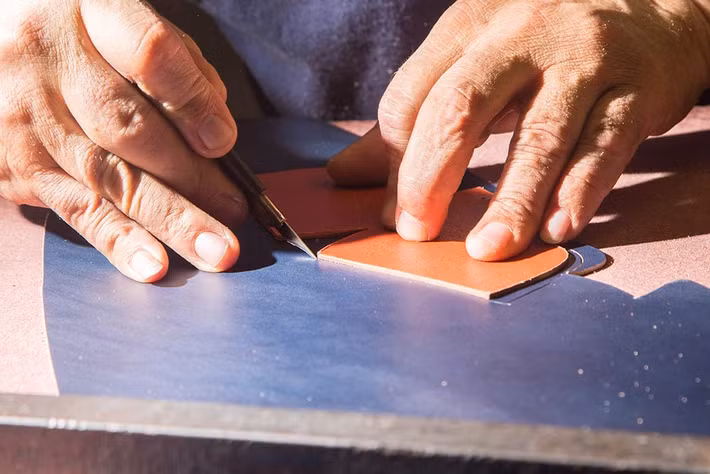 Độ chính xác là vô cùng quan trọng khi thực hiện với các vật liệu quý như da cá sấu.