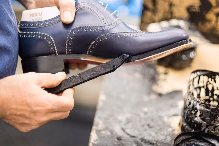 Phần da thô của đế được vẽ bằng tay bởi các nghệ nhân với độ chính xác tuyệt đối.