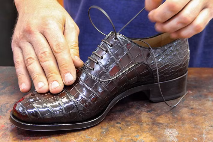 Người thợ đánh bóng lần cuối và thắt dây trước khi đóng hộp đưa ra thị trường. Nguồn ảnh: Christianlouboutin.