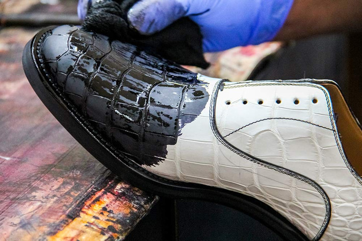 Việc tạo màu thủ công được thực hiện cho đến khi đạt được màu mong muốn.