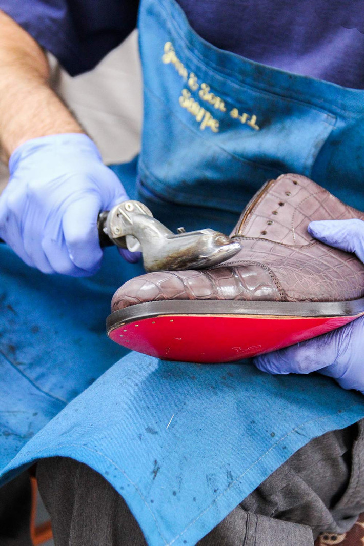 Với chất liệu da cá sấu, chiếc giày cần được ép bằng tay. Quá trình này mang lại độ bóng tự nhiên cho sản phẩm.