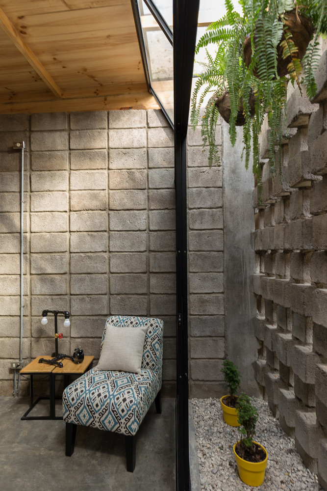 Vì vậy, kiến trúc sư tạo ra 1 khoảng hành lang lớn bên hông nhà.