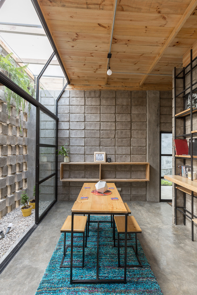 Nhờ đó, căn nhà bê tông thô mộc nhưng vô cùng thoáng đãng.