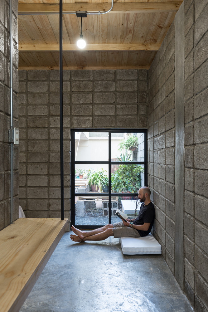 Góc thư giãn bình yên ngay trong nhà. Nguồn ảnh: Archdaily.