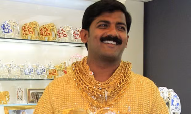 Trên thế giới cũng có không ít người thích đeo vàng khắp người như Phúc XO. Trong đó, phải kể đến Datta Phune, một đại gia nổi tiếng là "người vàng" ở Ấn Độ. Ảnh: Theguardian.