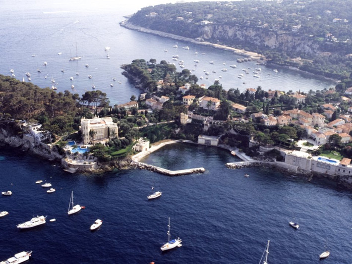 Saint-Jean-Cap-Ferrat cũng là điểm nghỉ dưỡng nổi tiếng dành cho người giàu có từ cuối những năm 1800.