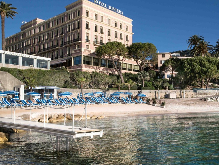 Một khách sạn 5 sao khác cũng thu hút người nổi tiếng là Hotel Royal Riviera, xây từ năm 1904 và có 94 phòng.