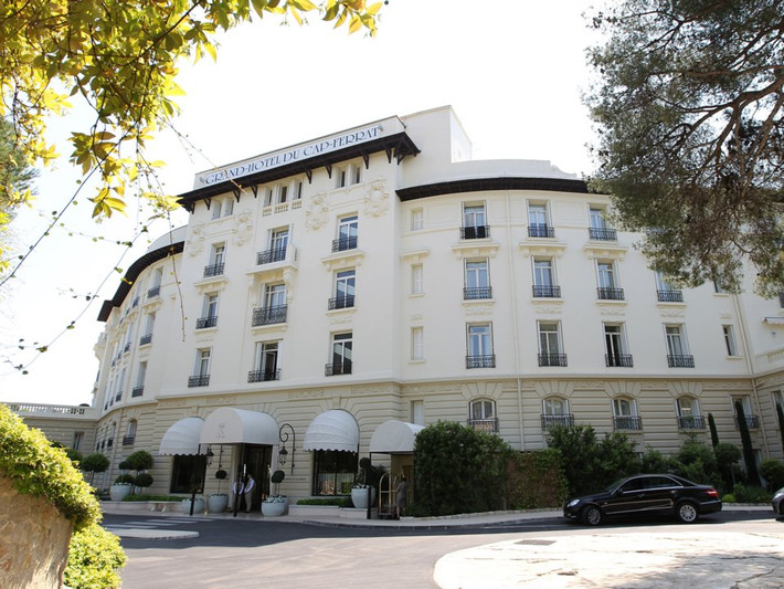 Một trong những khách sạn mang tính biểu tượng của Saint-Jean-Cap-Ferrat dành cho những người giàu có là Grand-Hôtel du Cap-Ferrat.