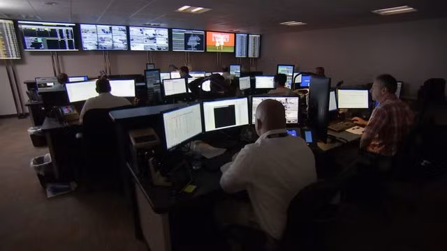  Sân bay luôn được nâng cấp hạ tầng, trong đó có thiết kế lại một nhà ga quốc tế và trang bị cổng an ninh có máy quét sinh trắc học. Ảnh: Wsbtv.