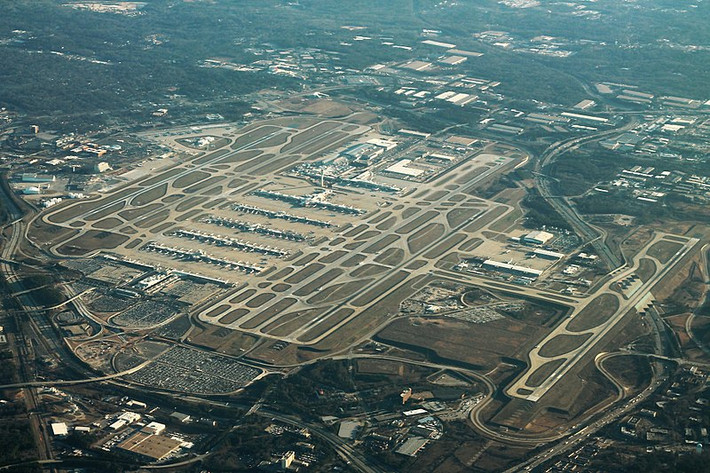 Sân bay quốc tế Harsfield-Jackson Atlanta nằm ở bang Georgia (Mỹ) hiện là sân bay bận rộn nhất thế giới với hơn 107 triệu lượt khách trong năm. Ảnh: Wiki.