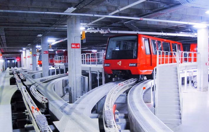 Đặc biệt, trong sân bay Harsfield-Jackson còn có tàu trung chuyển với đường ray dài hơn 4km kết nối các nhà ga và phòng chờ. Ảnh: Field Service.