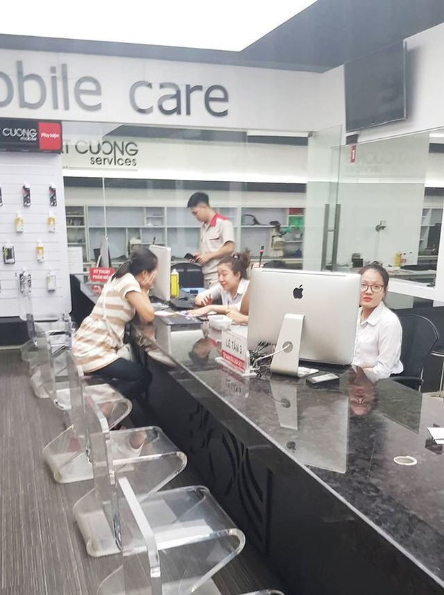 Nhân viên tại đây cho biết, để đảm bảo quyền lợi cho khách hàng, trung tâm bảo hành mở cửa trở lại từ ngày 13/5. Trước đó, ngày 9/5, C03 khám xét khẩn cấp 9 cửa hàng kinh doanh điện thoại của Công ty Nhật Cường tại Hà Nội; thu giữ hàng ngàn ĐTDĐ, iPad, phụ kiện điện tử... cùng nhiều tài liệu liên quan.