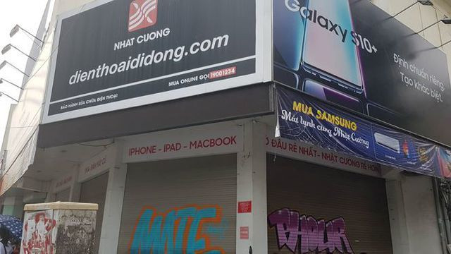 Hệ thống biển báo, đèn chiếu sáng vẫn chưa bị gỡ bỏ.