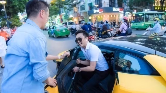 Bên cạnh đó, Cường Đô La còn được biết đến như một thiếu gia chịu chơi bậc nhất Pleiku, chỉ tiêu tiền đô không tiêu tiền Việt, đồng thời cũng là một tay chơi siêu xe khét tiếng. Ảnh: Internet.