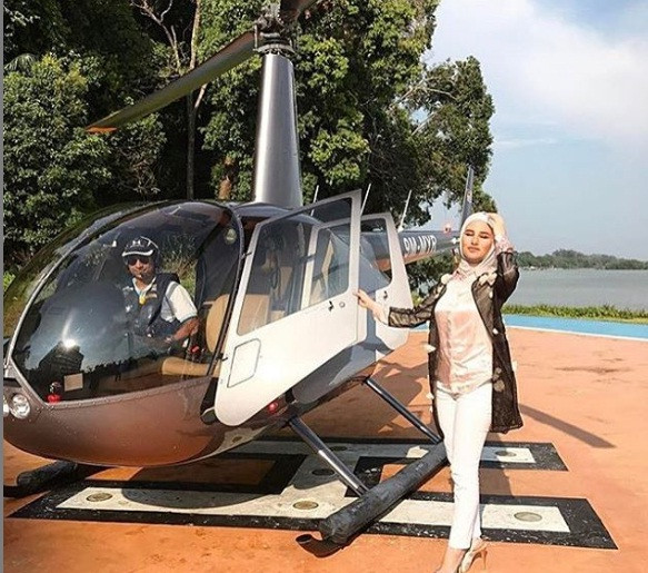 Thậm chí, họ còn di chuyển bằng phi cơ riêng.