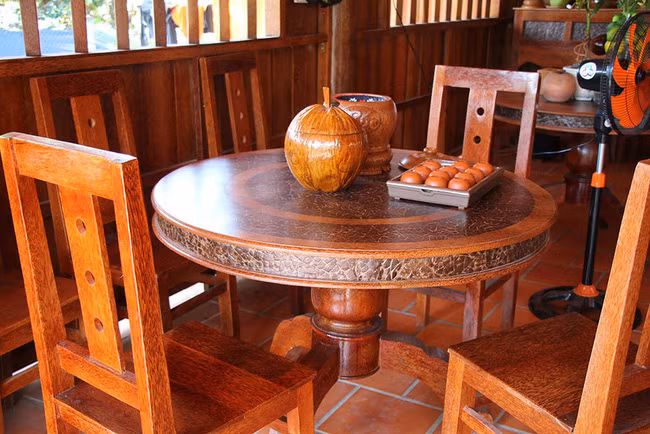 Bộ bàn ghế được làm từ thân cây dừa đẹp mắt. Ảnh: Baodansinh.