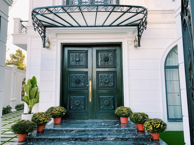 Theo tiết lộ của bà xã Đăng Khôi, ngôi nhà do nam ca sĩ lên ý tưởng và trực tiếp giám sát xây dựng. Ảnh: FBNV.