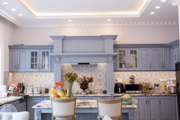 Nhà bếp bày trí sang trọng, dù không quá cầu kỳ nhưng vẫn toát lên vẻ xa hoa. Ảnh: FBNV.