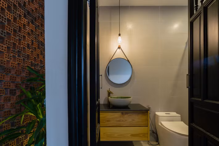 Mỗi căn phòng đều được bố trí nội thất đơn giản.