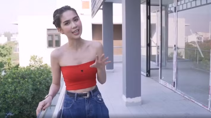 Sân thượng rất rộng vì Ngọc Trinh muốn trồng rau, trồng hoa, tập thể dục, mở tiệc nướng....Nguồn ảnh: Youtube.