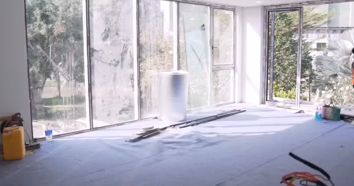 Biệt thự trị giá hơn 24 tỷ đồng có một tầng trệt, một gác lửng, một tầng lầu và một sân thượng. Trong đó, riêng phòng khách đã rộng 230 m2, bếp rộng tới 40 m2.