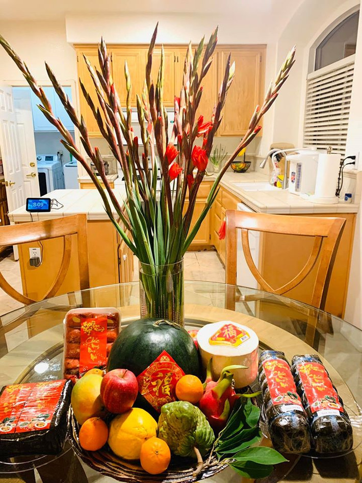 Bình hoa lay ơn đặt trên bàn ăn.