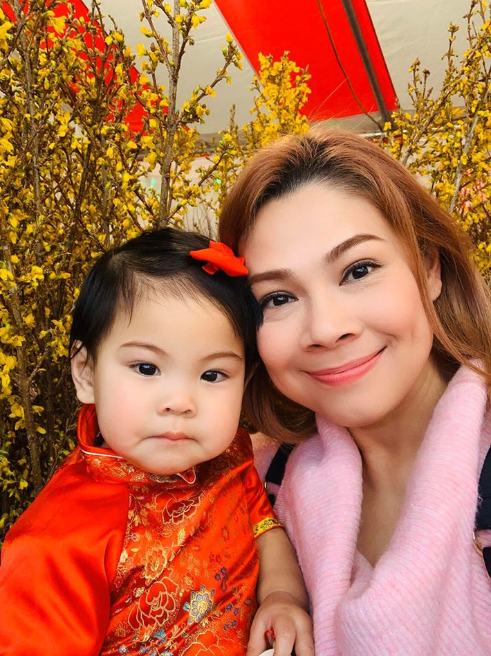 Hai mẹ con Thanh Thảo đi chợ Tết của người Việt ở Mỹ.