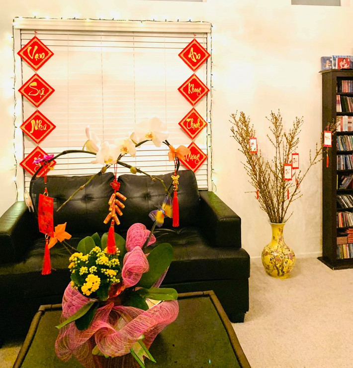 Thanh Thảo bày nhiều loại hoa như mai, đào, lay ơn, hoa lan...