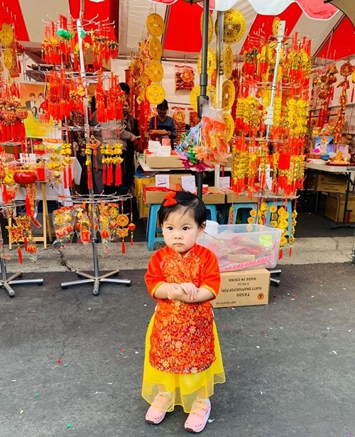 Bộ quần áo dài cho bé được Thanh Thảo mua tại chợ với giá 15 USD. Nguồn ảnh: FBNV.