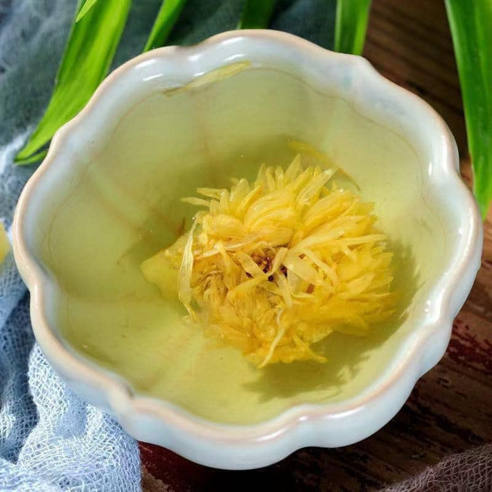 Chị Mây (Cầu Giấy, Hà Nội) cho biết: "Tôi vừa mua mua được 1 kg trà hoa cúc đường phèn mật ong để làm quà biếu Tết cho 2 bên ông bà nội ngoại. Loại trà này tôi từng được uống thử ở nhà một người bạn. Trà có mùi thơm hoa cơm, vị ngọt dịu của đường phèn và mật ong, rất đặc biệt".