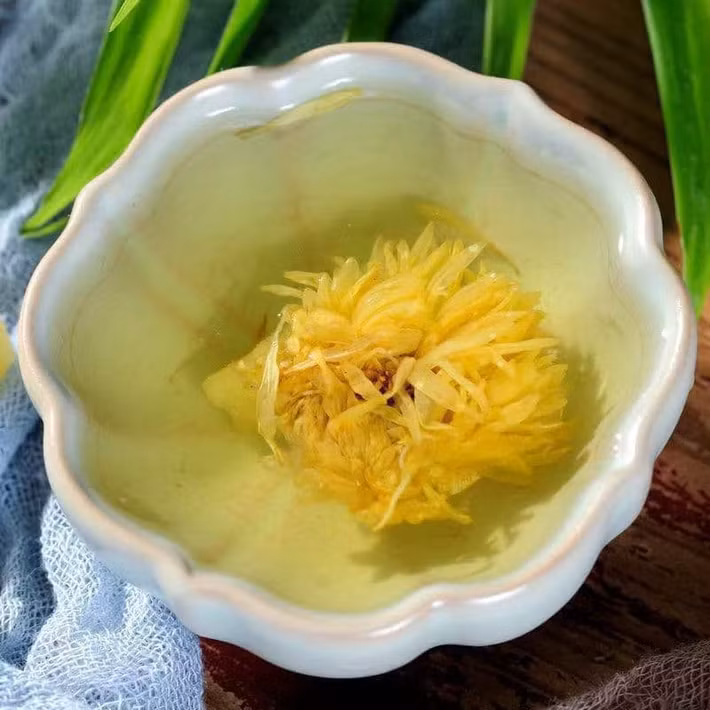 Chị Mây (Cầu Giấy, Hà Nội) cho biết: "Tôi vừa mua mua được 1 kg trà hoa cúc đường phèn mật ong để làm quà biếu Tết cho 2 bên ông bà nội ngoại. Loại trà này tôi từng được uống thử ở nhà một người bạn. Trà có mùi thơm hoa cơm, vị ngọt dịu của đường phèn và mật ong, rất đặc biệt".