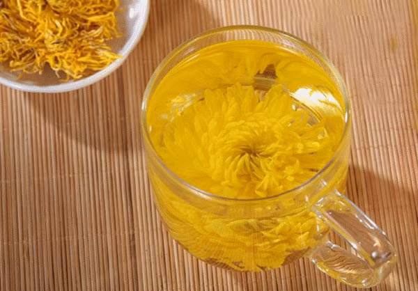 Hầu hết khách đặt mua làm quà biếu Tết. Dù giá hơi cao nhưng trà thường được đóng túi/hộp từ 200 - 500g nên khách cũng dễ mua. Cửa hàng của tôi ở Hà Nội nhưng cũng có không ít khách tận TP HCM đặt mua".