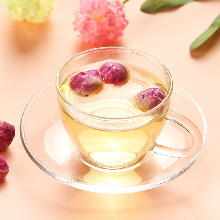 Chị Ngọc chia sẻ: "Tôi nghe nói trà hoa mẫu đơn - thảo mộc thiên nhiên có nhiều tác dụng với sức khỏe như bổ gan, thanh nhiệt, hạ huyết áp...Tôi đặt mua online nên chắc phải 2-3 ngày mới nhận được hàng".