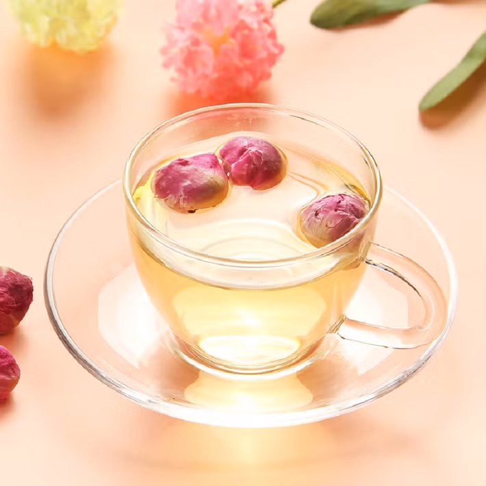 Chị Ngọc chia sẻ: "Tôi nghe nói trà hoa mẫu đơn - thảo mộc thiên nhiên có nhiều tác dụng với sức khỏe như bổ gan, thanh nhiệt, hạ huyết áp...Tôi đặt mua online nên chắc phải 2-3 ngày mới nhận được hàng".