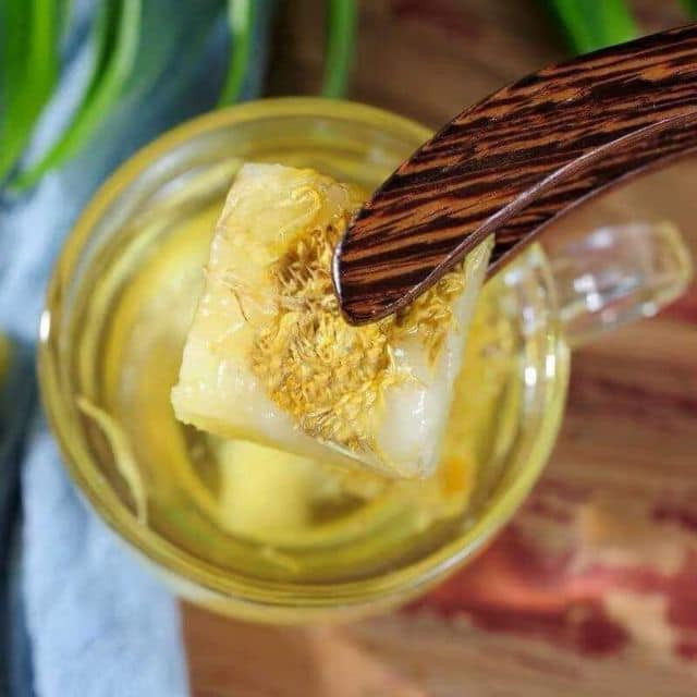 Cũng theo chị Mây, trà hoa cúc đường phèn mật ong được đóng viên sẵn vô cùng tiện lợi. Mỗi lần pha chỉ cần lấy 1 viên cho vào 180 ml nước nóng chờ đường tan, hoa nở và thưởng thức.