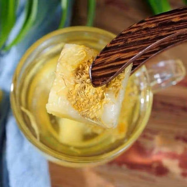 Cũng theo chị Mây, trà hoa cúc đường phèn mật ong được đóng viên sẵn vô cùng tiện lợi. Mỗi lần pha chỉ cần lấy 1 viên cho vào 180 ml nước nóng chờ đường tan, hoa nở và thưởng thức.