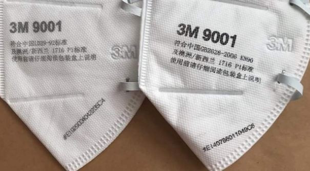 Để tránh mua phải hàng nhái, người tiêu dùng cần chú ý đến chữ in trên bề mặt khẩu trang. Hàng thật có chữ in màu xám, khá nhạt màu nhưng các nét chữ rõ ràng. Trong khi hàng nhái có chữ in màu đen, đậm màu hơn hẳn chữ in trên hàng chuẩn nhưng các nét chữ lại lòe nhoè, không rõ nét. Ảnh: T.N.