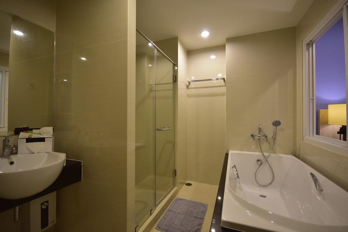 Phòng tắm được trang bị nội thất hiện đại. Ảnh: Booking.