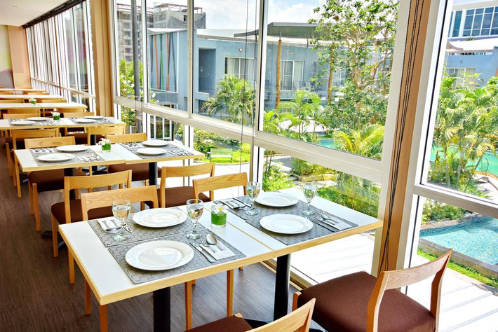 Khu vực nhà hàng trong khách sạn cũng được có view nhìn ra bể bơi. Ảnh: Booking.