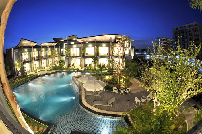 Đây là khách sạn 4 sao có hồ bơi ngoài trời và các phòng nghỉ thoải mái với ban công riêng. Ảnh: Booking.