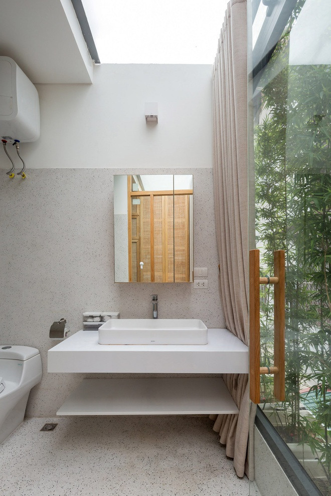 Phòng tắm lấy ánh sáng tự nhiên theo phương đứng, khá độc đáo so với lấy sáng theo phương ngang thông thường.