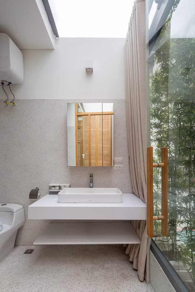 Phòng tắm lấy ánh sáng tự nhiên theo phương đứng, khá độc đáo so với lấy sáng theo phương ngang thông thường.