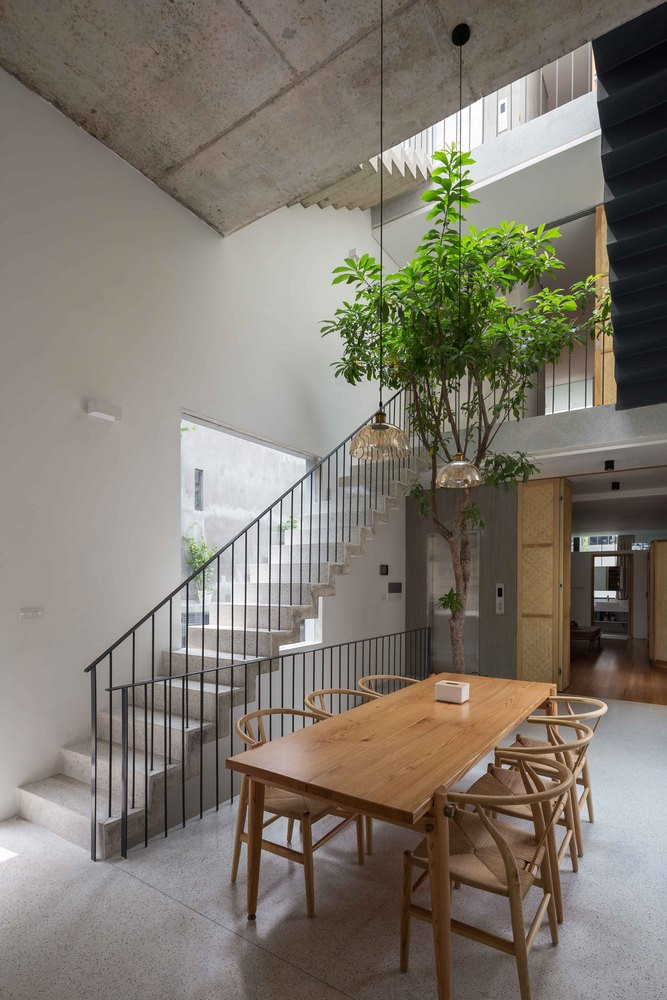 Căn nhà có mặt tiền hẹp và sâu nên giải pháp thông và lệch tầng liên kết chặt chẽ, tạo thêm bề rộng cho mặt tiền.