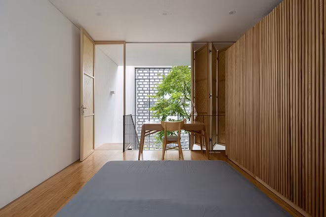 Phòng ngủ thoáng đãng nhìn ra khoảng giếng trời xanh mướt.