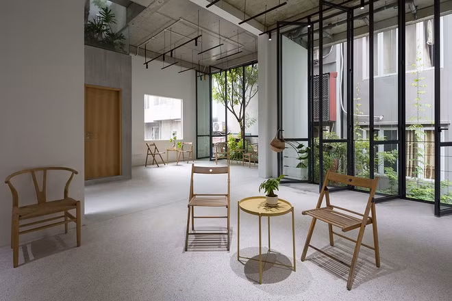 Trong nhà còn có một phòng đọc sách rộng rãi.